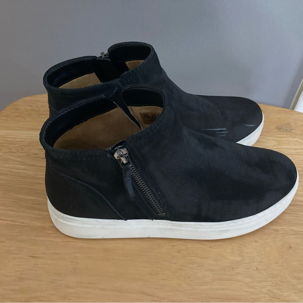 Naturalizer Black suede leather upper tennis shoe bootie size 7.5